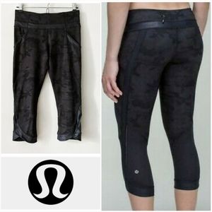 LULULEMON 6 Chase Me Crop Savasana Camo Black Size 6 Rare